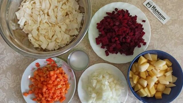 Борщ со свеклой, свежей капустой и говядиной для детей