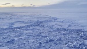 Ледокол идёт во льдах