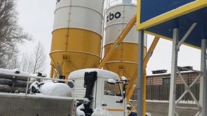 Приемка бетона из миксера вдвоем.ЗАЛИВКА И УКЛАДКА БЕТОНА. Как разгрузить миксер ООО Мастерстрой