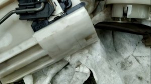 Меняю фильтр Ваза 2112 бензонасоса спустя 14 лет