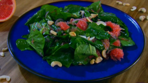 Рецепт салата из шпината, красного лука и грейпфрута