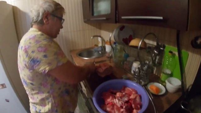 Мясо для собак. Мясник бабушка Оля. смотреть онлайн