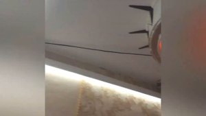 Двухуровневый тканевый натяжной потолок с профилем Гардина, подсветкой и парящим профилем