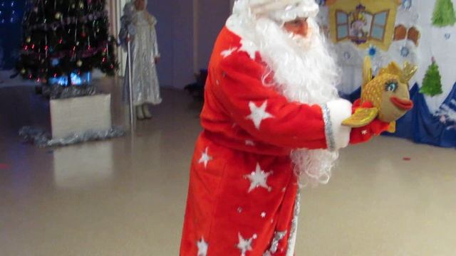 Сюрпризный момент на Новогоднем утреннике с колодцем и золотой рыбкой в детском саду.. смотреть онлайн