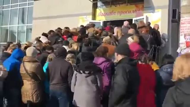 Кривой рог. Толпа цеевропейцев устроила давку за саные трусы из секонд хэнда
