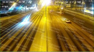 Грузовик на МКАДе врезался в ограждение и перевернулся