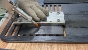 1500W волоконный ручной лазерный сварочный аппарат сваривает 3 5 мм S55 мягкую сталь