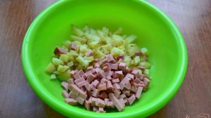 Салат овощной с колбасой и зеленым луком