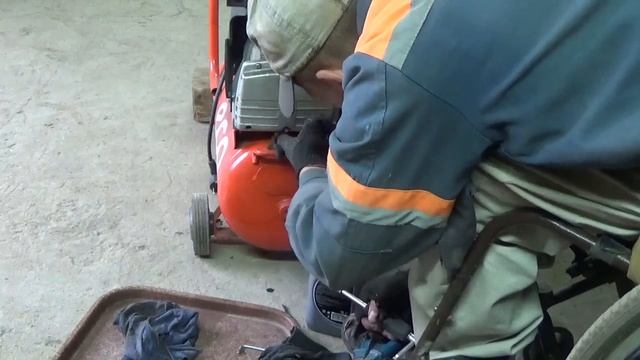 Воздушный компрессор. Обслуживание. Замена масло. смотреть онлайн