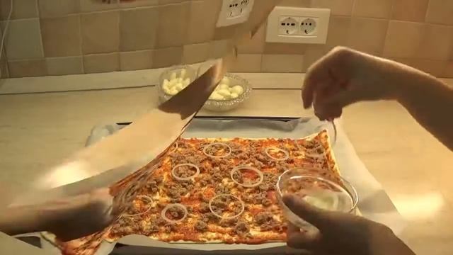 Очень вкусная пицца с тунцом и рукколой