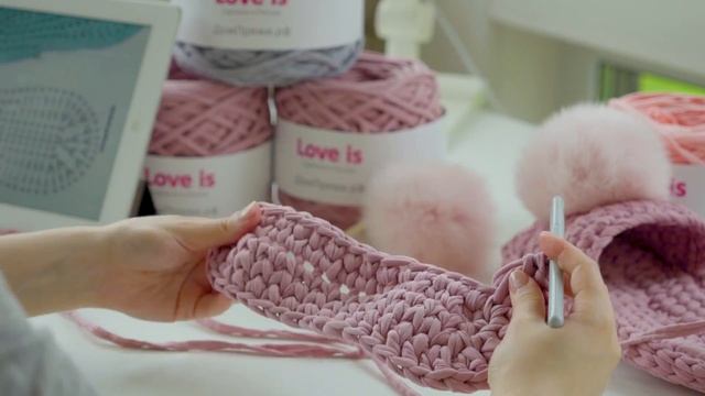 Тапочки с помпоном из трикотажной пряжи LOVE IS от ДомПряжи.рф