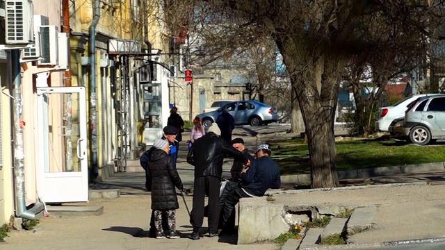 Бомж раздаёт апельсины жителям Севастополя смотреть онлайн