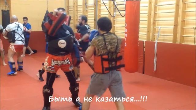 Клуб тайского бокса БУЛАТ. Работа на падах с главным тренером Харкевичем А. смотреть онлайн