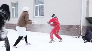 Дети, игра в снежки