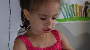 Девочка читает стих про маму