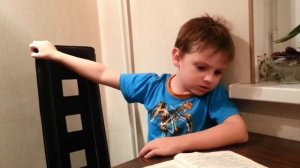 Мальчик читает книгу про Ленина