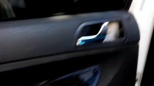 Skoda Fabia 6Y5 снимаем обшивку задней двери