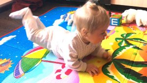 VLOG Арина учится ползать или ползаем по-пластунски