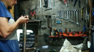 Как поменять сальники на регулируемой вилке