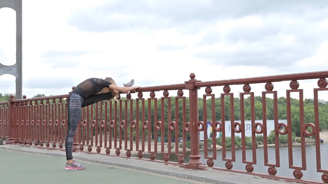 Растяжка ног для начинающих у опоры! (S-HUB) смотреть онлайн