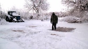 Чистка ковра зимой в деревне )