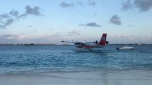 TMA Maldives. Seaplane. Гидросамолёт припарковался прямо на пляж. Мальдивы
