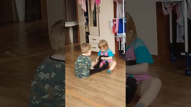 помошница, помогает брату одеться... #дети #братсестра #евангелина #артур #инвалидностьнеприговор