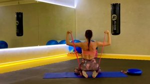 5 эффективных упражнений с резинкой для красивых рук,плеч и спины#enstretching #упражнениясрезинкой