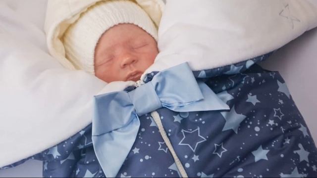 ПЕРВАЯ ПРОГУЛКА С НОВОРОЖДЕННЫМ РЕБЕНКОМ ПОСЛЕ РОДДОМА | Когда можно гулять с новорожденным смотреть онлайн