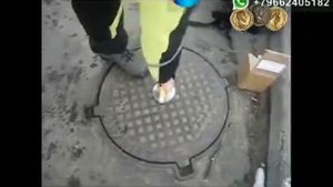 Демонстрация силы неодимового магнита, при подъеме крышки канализационного люка