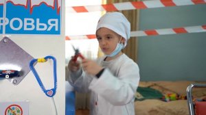 Максим играет в профессию доктора и помогает маме и папе