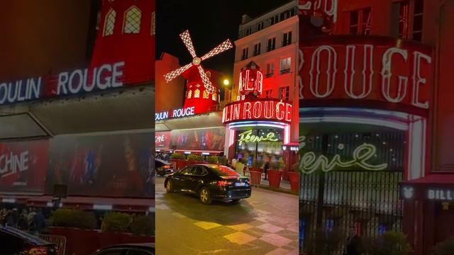 Возле кабаре Мулен руж вечером. Париж, Франция/Near the cabaret Moulin Rouge in the evening. Paris