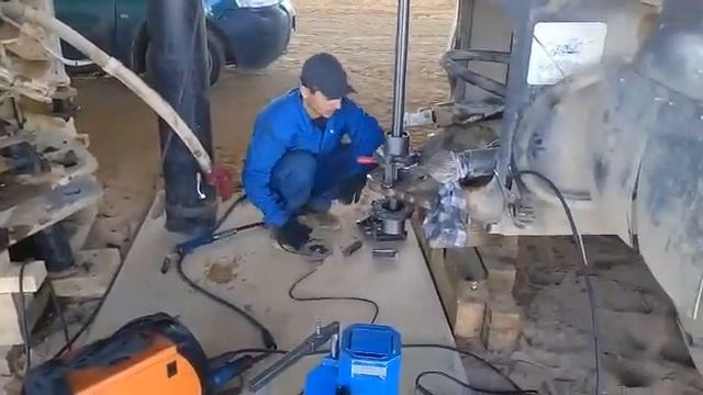 Замена пальцев и втулок, восстановление посадочных отверстий фронтального погрузчика LG 936