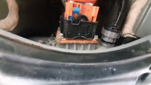 Как отсоединять разъемы батареи Nissan Leaf под машиной