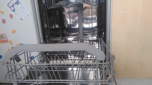 Куда и сколько соли сыпать в посудомоечную машину?