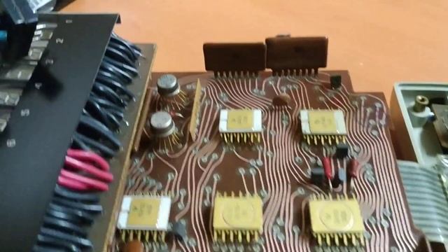 Золотой Калькулятор ,,Элка,, 50. Разбор на драгметаллы. Ищем КМ конденсаторы
