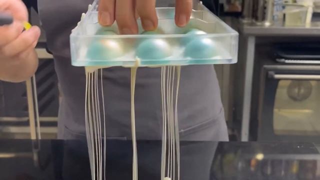 Декор корпусных шоколадных конфет спреями-красителями с эффектом «Металлик» смотреть онлайн