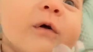 Малыш агукает