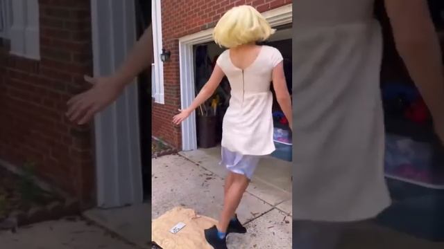 Пов: Когда девушка роняет телефон. Оригинал видео с канала @joshiiwuh смотреть онлайн