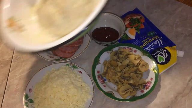 Пицца домашняя. Готовим 2 пиццы с колбасой и грибами. Тесто для пиццы делаем сами. смотреть онлайн