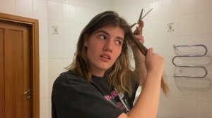 я отстригла половину волос и покрасилась в чёрный по ПрИКоЛу