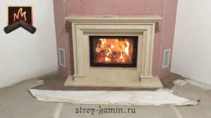 Небольшой классический портал из мрамора в углу гостиной, с дровяной топкой АСТОВ ПС 700 под ключ