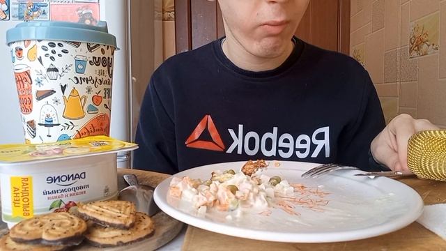 МУКБАНГ?ЗИМНИЙ САЛАТ?СОСИСКИ ЯЙЦО ЖАРЕНОЕ?ХЛЕБ?ЙОГУРТ ПЕЧЕНЬЕ?И ЧАЙ☕️???? смотреть онлайн