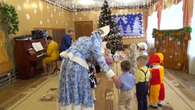 Фрагмент новогоднего праздника второй младшей группы №11 смотреть онлайн