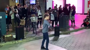 маленькая девочка очень круто сыграла на скрипке