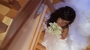 Свадьба зимой, родители встречают молодых с караваем на пороге дома