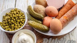 Классический салат Оливье с колбасой и солёными огурцами