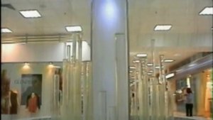 Водопады по стеклу в облицовке несущих колонн