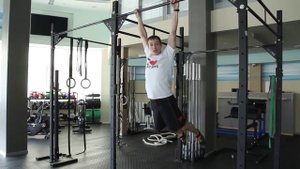 Подъем ног к турнику киппингом