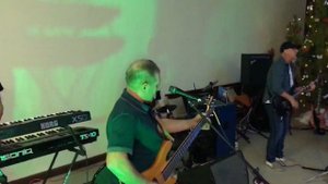 На дискотеке группа играет Машину времени-Кого ты хотел удивить?🤘🎸🥳